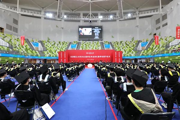 老太阳集团8722举行2022届学生毕业典礼暨学位授予仪式